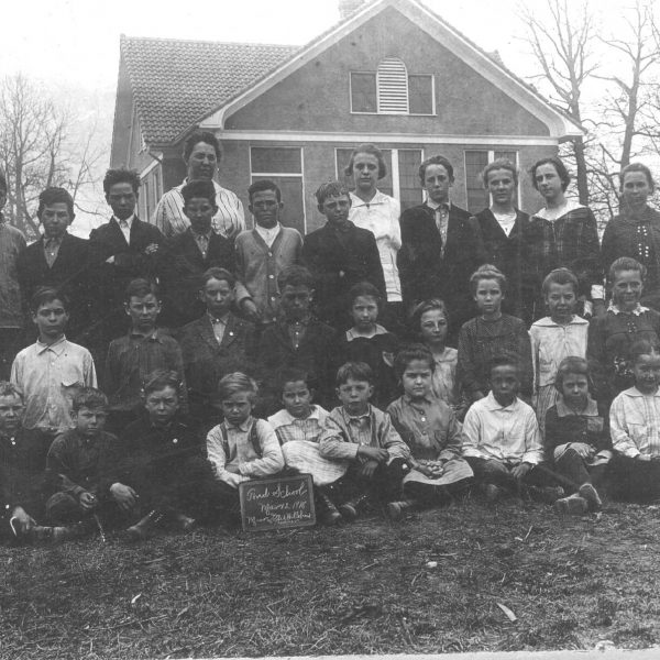 Wildwood Historical Society - Pond School, 1918 - Class of students from Pond School, 1918.